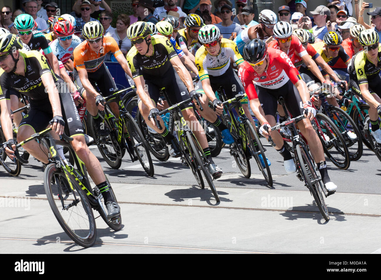 Adelaide, Australien. 21 Jan, 2018. Fahrer beim Wenden während Phase 6 der Tour Down Under in Adelaide, Australien. Die gesamte Tour Gewinner Daryl Impey in der Ocker (orange) Jersey im linken Bild ist. 21. Januar 2018. James Azzurro/Alamy Live News Credit: James Azzurro/Alamy leben Nachrichten Stockfoto