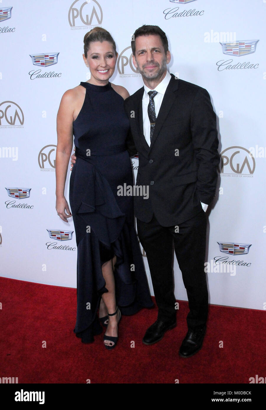 BEVERLY HILLS, Ca - 20. Januar: Regisseur Zack Snyder (R) und Frau Deborah Snyder (L) an die 2018 Jährliche Producers Guild Awards im Beverly Hilton Hotel am 20 Januar, 2018 in Beverly Hills, Kalifornien. Foto von Barry King/Alamy leben Nachrichten Stockfoto