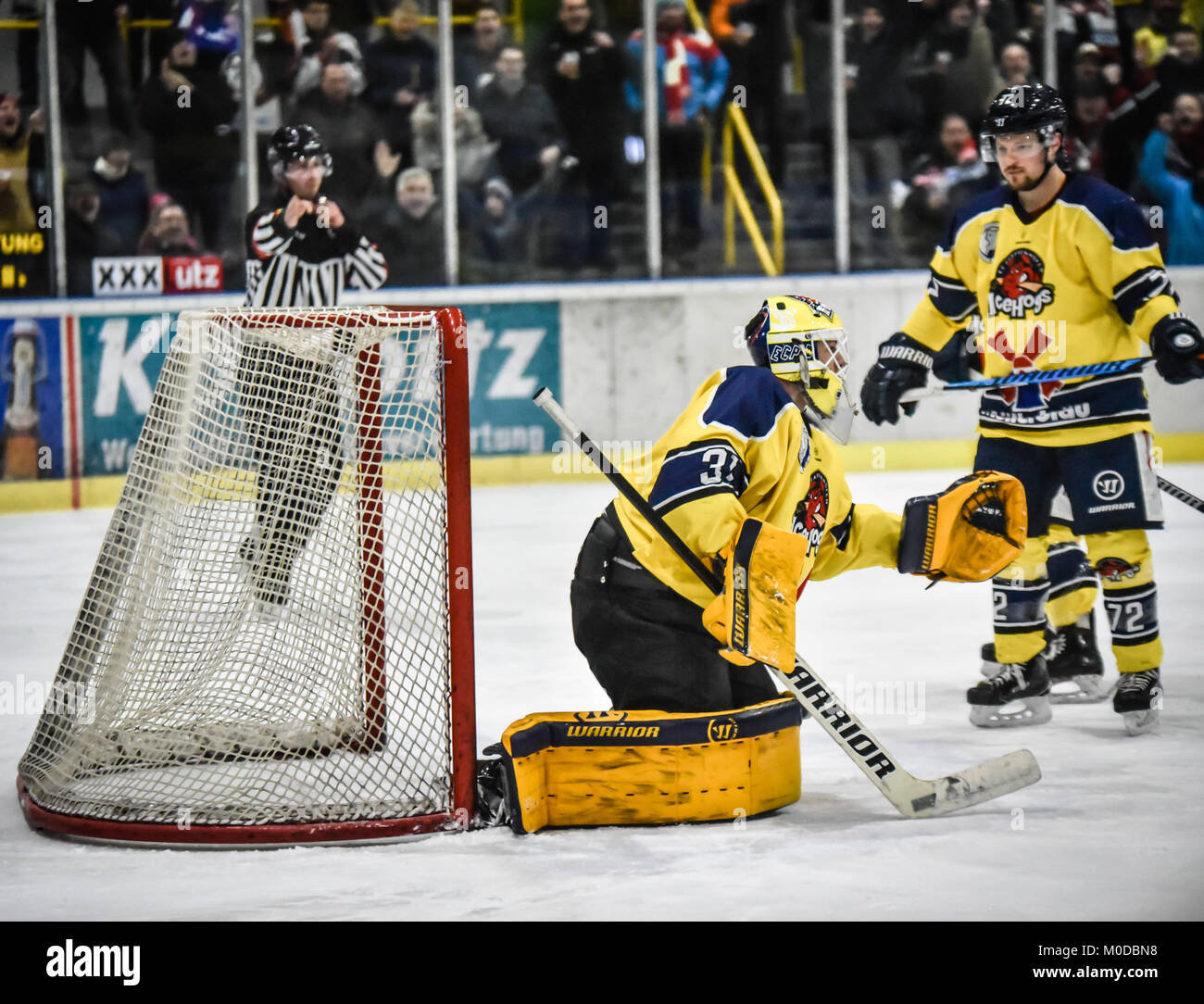 Deutschland, Haufurt, Stadion bin Gro§en Zorn, 19.01.2018, Eishockey- Bayernliga - Endspiele 17/18 - WSA Haufurt Falken vs EC Pfaffenhofen Ice Hogs-im Bild: Quirin Oexler (pfaffenhofener IceHogs, #4) und Philipp HŠhl (pfaffenhofener IceHogs, #31) fassungslos nach dem Schuß von Michal Babkovic (hasfurt Falken, Nr. 38), in der die Falken führenden 2-1 bringt. .. Credit: Ryan Evans/Alamy leben Nachrichten Stockfoto