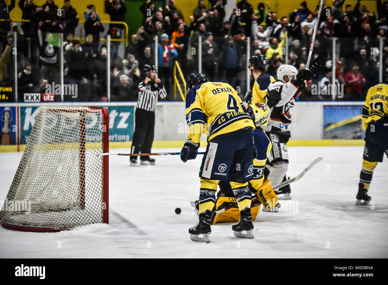 Deutschland, Haufurt, Stadion bin Gro§en Zorn, 19.01.2018, Eishockey- Bayernliga - Endspiele 17/18 - WSA Haufurt Falken vs EC Pfaffenhofen Ice Hogs-im Bild: Quirin Oexler (pfaffenhofener IceHogs, #4) und Philipp HŠhl (pfaffenhofener IceHogs, #31) fassungslos nach dem Schuß von Michal Babkovic (hasfurt Falken, Nr. 38), in der die Falken führenden 2-1 bringt. . Credit: Ryan Evans/Alamy leben Nachrichten Stockfoto