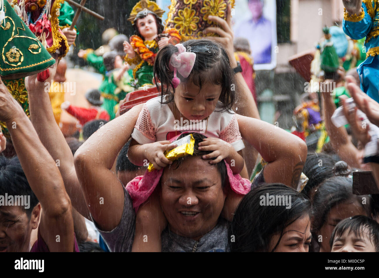 Philippinen. 21 Jan, 2018. Die katholischen Gläubigen um die Kirche von Sto gesammelt. Nino (Jesuskind) in Tondo Manila, wie sie das jährliche Festival feiern. Tausende bringen ihre eigenen Bilder und Statuen, die meisten von ihnen von Generation zu Generation weitergegeben, des Kindes Jesus als Priester die Bilder mit Weihwasser segnen. Credit: J Gerard Seguia/ZUMA Draht/Alamy leben Nachrichten Stockfoto