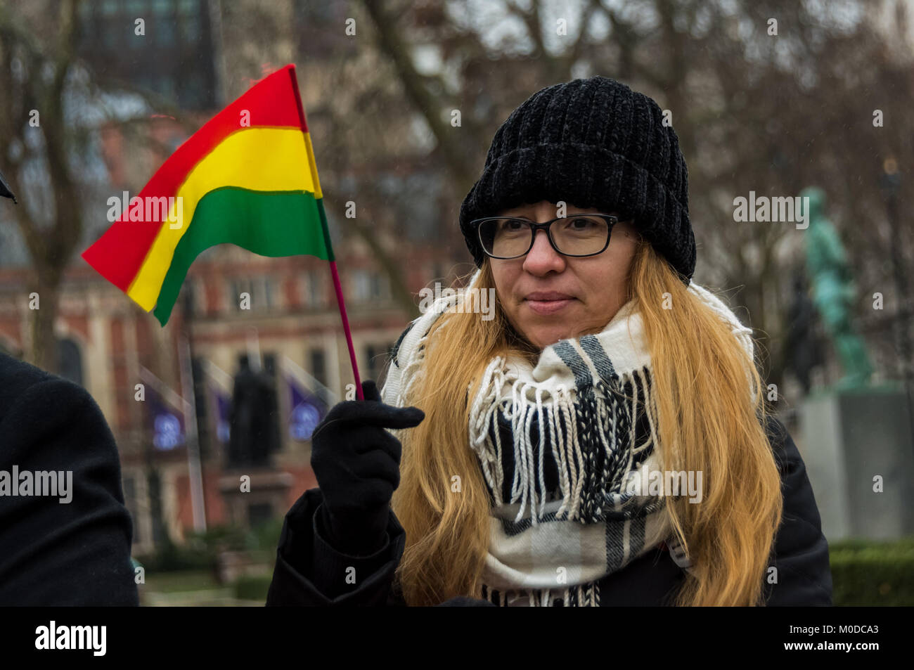 Januar 20, 2018 - London, UK. 20. Januar 2018. Eine Frau Wellen eine kleine Bolivianische Fahne am Protest im Parlament Platz gegen Präsident Evo Morales mit einem Obersten Gerichtshof Rechtsmittel, die ihm erlaubt, für eine vierte Amtszeit im Jahr 2019 zu starten. Credit: ZUMA Press, Inc./Alamy leben Nachrichten Stockfoto