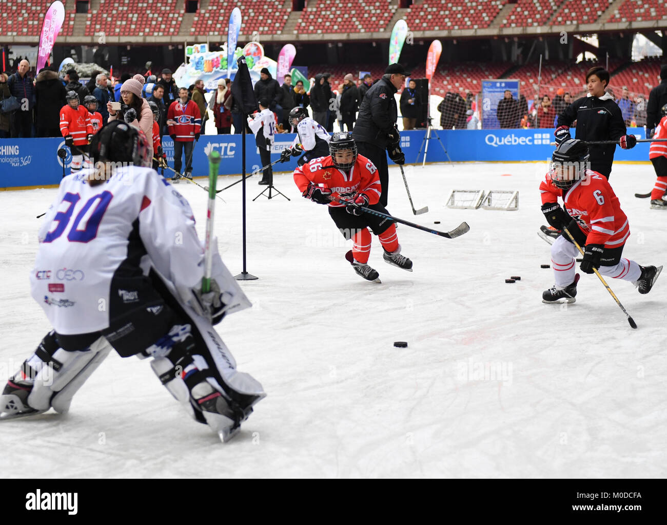 Peking, China. 21 Jan, 2018. Eishockeynachwuchs aus Peking und Quebec spielen Sie während einem Wintersport Karneval von Beijing China und Quebec in Kanada an das Nationalstadion in Peking, der Hauptstadt von China statt, Jan. 21, 2018. Credit: Zhang Chenlin/Xinhua/Alamy leben Nachrichten Stockfoto