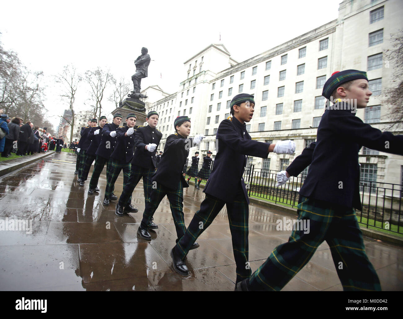 Studentische Mitglieder der Rohre und Trommeln Band aus Gordon's School in Surrey marschieren hinter der Statue von General Gordon von Khartum in Whitehall Gardens, London, nach Ihren jährlichen Gedenkfeier zu seinem Tod zu gedenken. Stockfoto