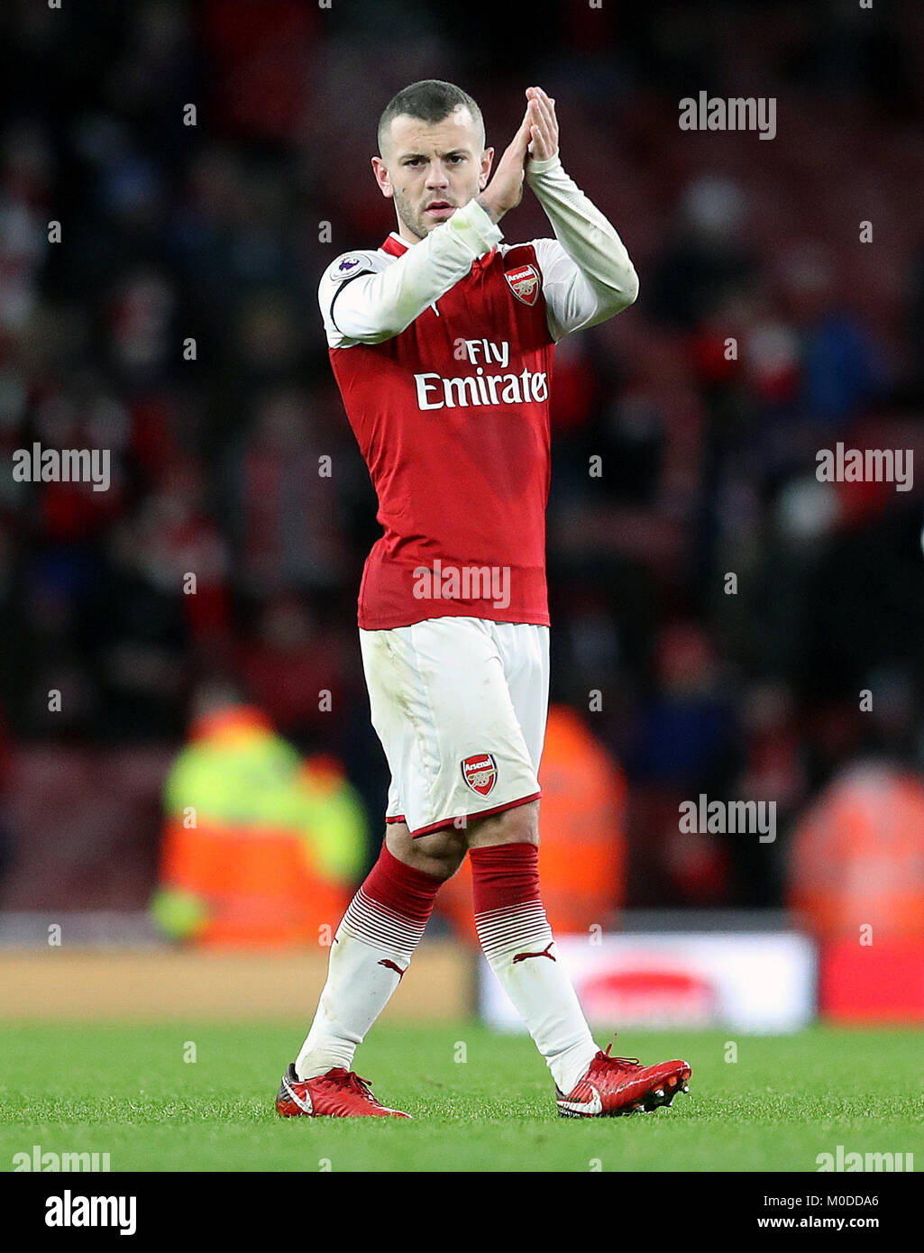 Von Arsenal Jack Wilshere begrüßt Fans nach dem letzten während der Premier League Match im Emirates Stadium, London pfiff. Stockfoto