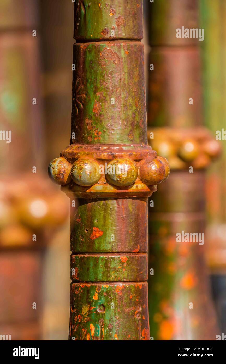 Gusseisen Hilfs Stangen rosten in einer Linie. Stockfoto