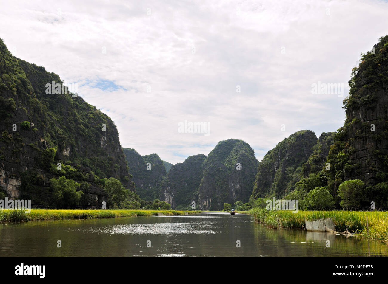 Ngo Dong Fluss und Karst Peaks bei Tam Coc, Ninh Binh Provinz, North Vietnam Stockfoto