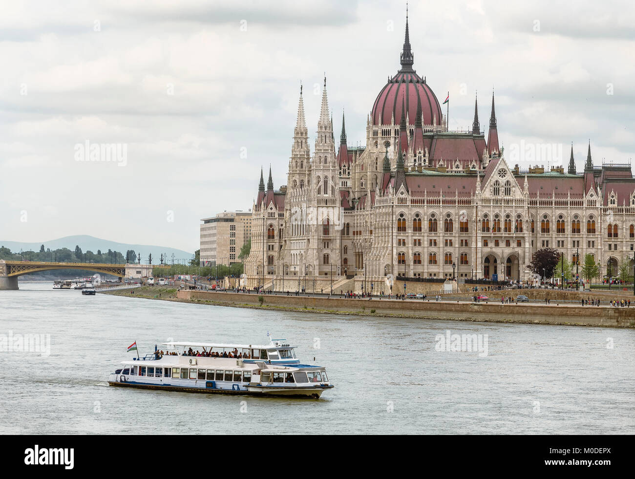 Boot auf der Donau vor dem ungarischen Parlament. Budapest. Ungarn Stockfoto