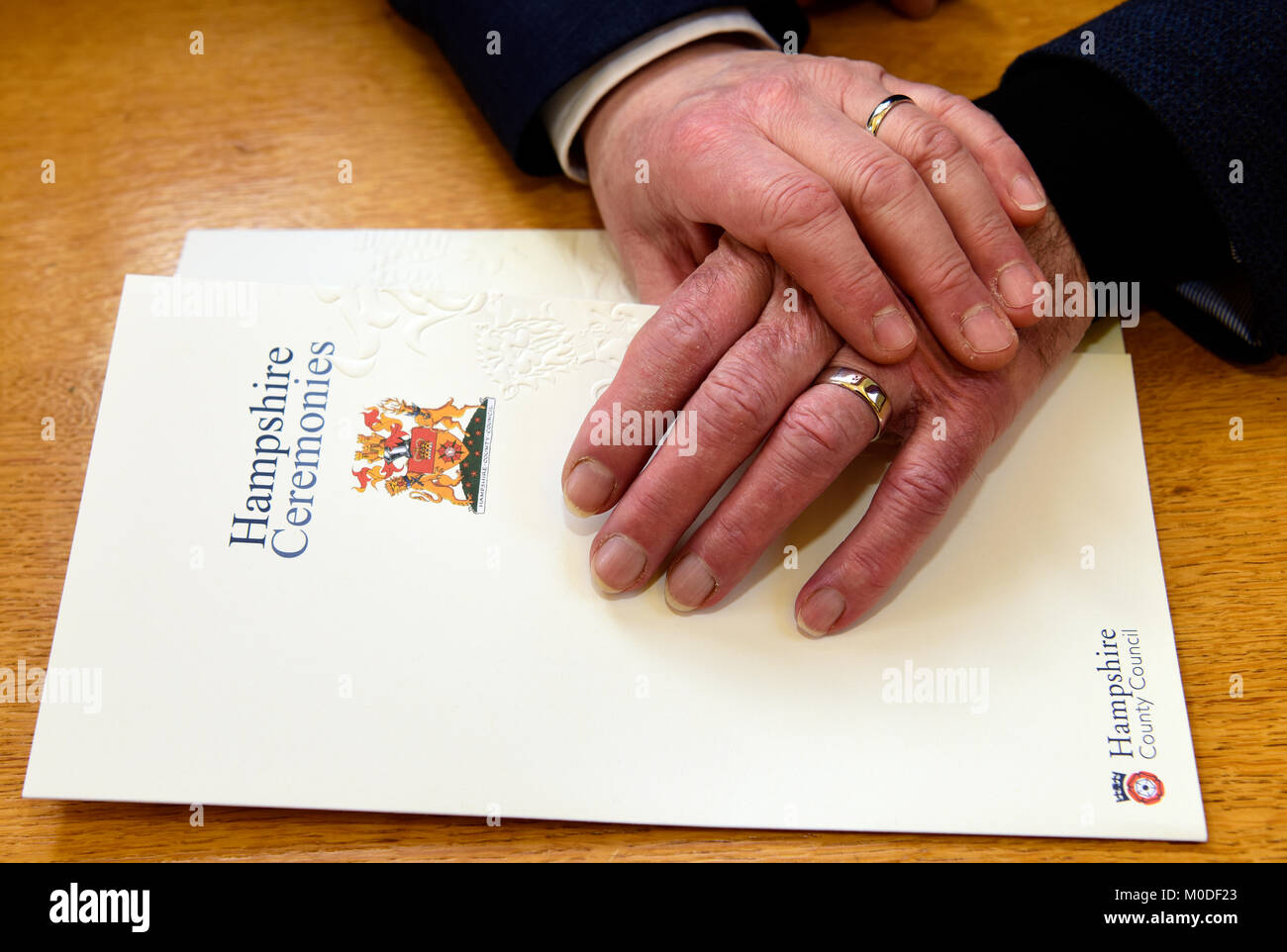 Männliche Paar Hände halten nach ihrer Lebenspartnerschaft Zeremonie, Alton, Hampshire, UK. 03.01.2018. Stockfoto