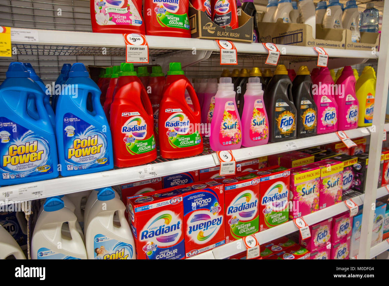 Waschpulver und Flüssige Wasch- und Reinigungsmittel für den Verkauf in einem australischen Supermarkt Stockfoto