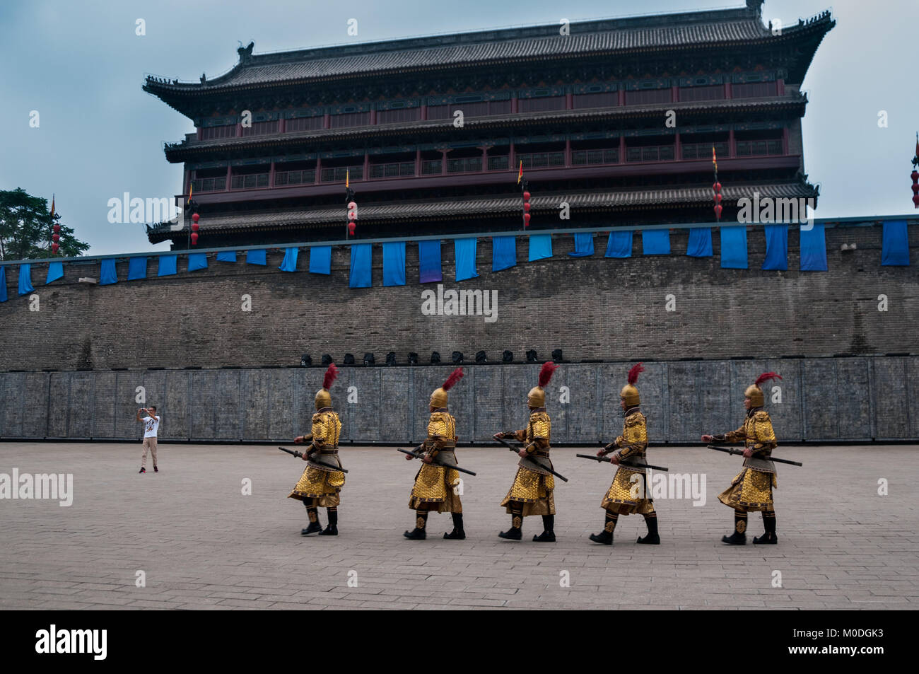 Fünf Männer nachgespielt Zeitraum Soldaten am Yongningmen Tor der Stadt Xi'an, Provinz Shaanxi, China. Stockfoto