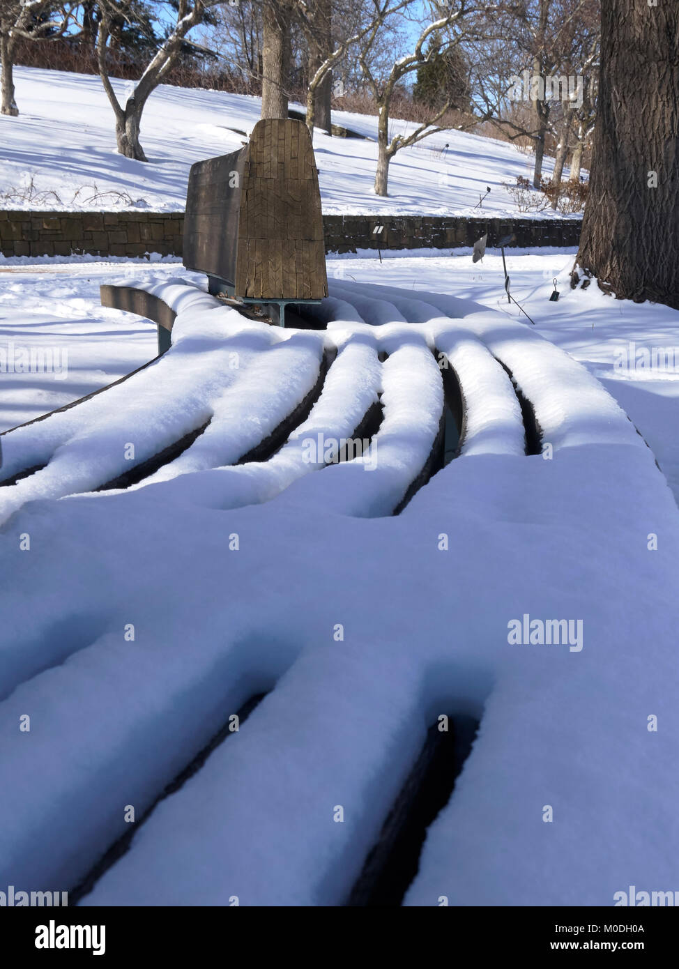 Schnee auf Lattenrost aus Holz Werkbank Stockfoto