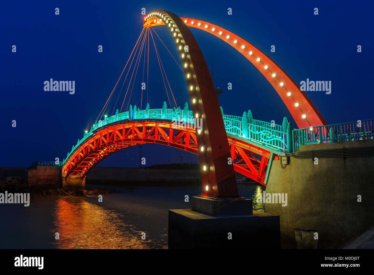 Nacht Blick auf eine schöne Brücke in miaoli, Taiwan Stockfoto