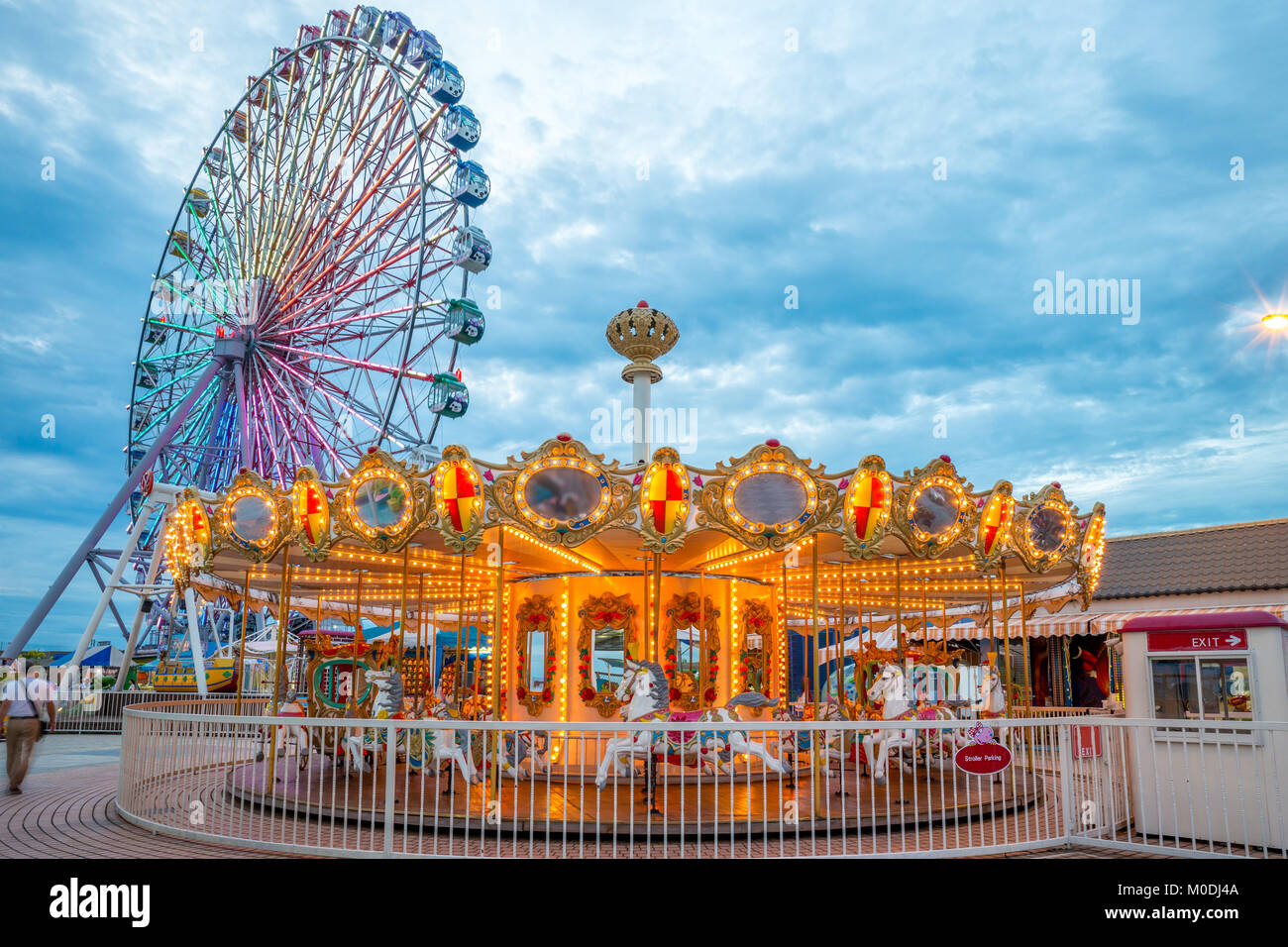 Riesenrad und Karussell im Dream Mall Stockfoto