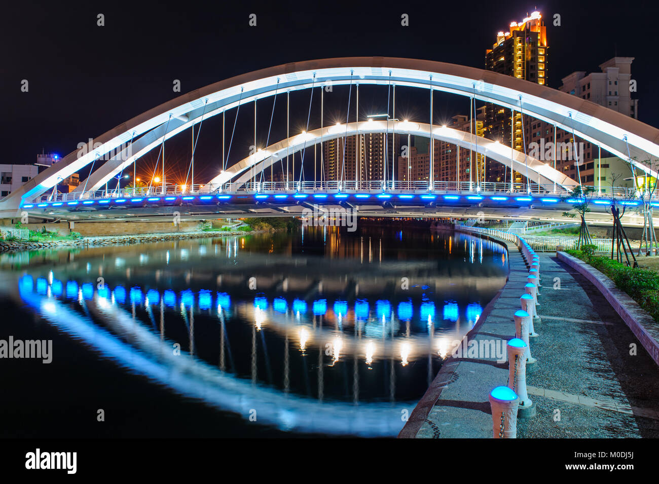 Nachtaufnahme einer schönen Brücke Stockfoto