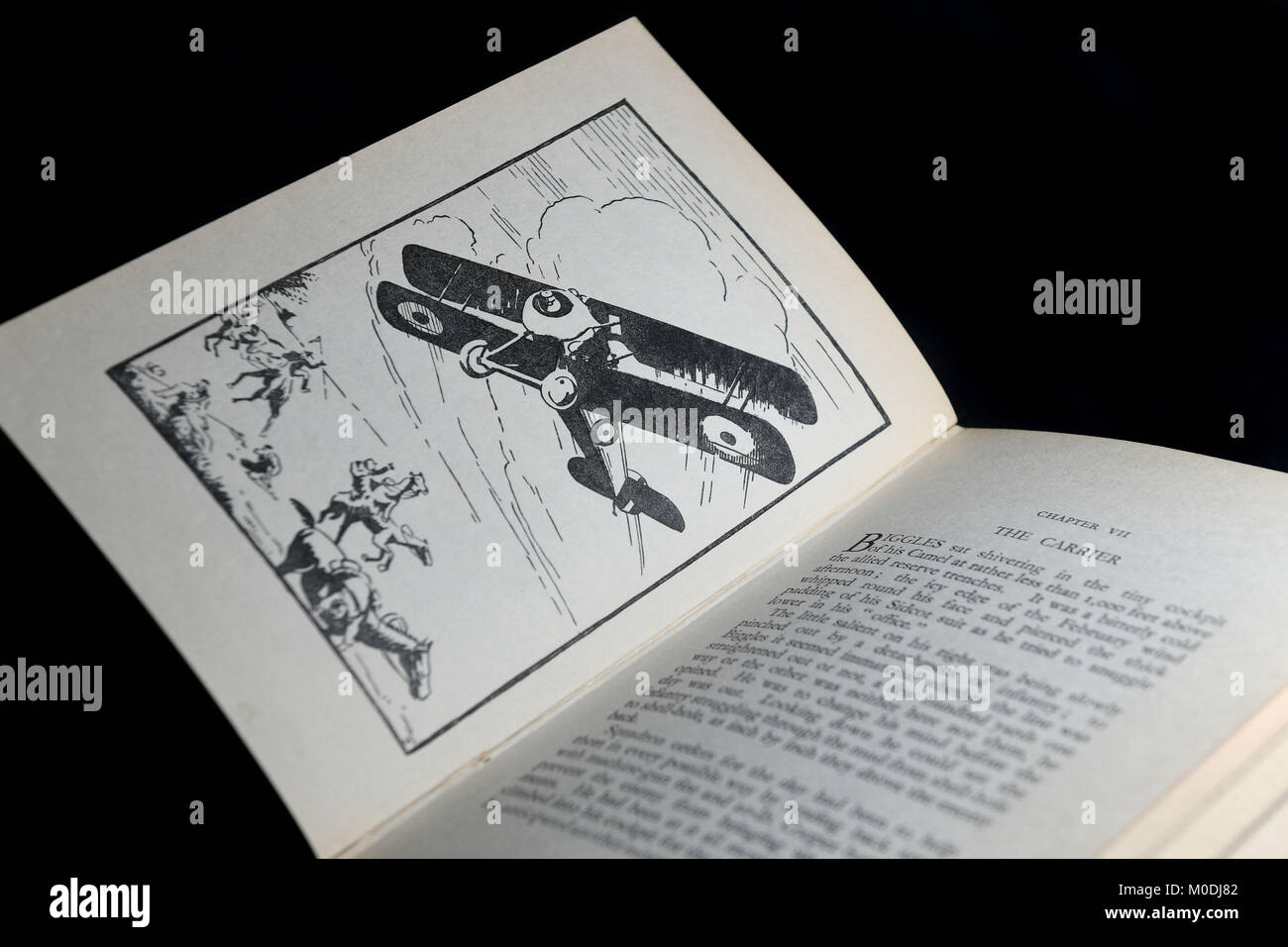 Eine seltene erste Ausgabe der Kamele Kommen, das erste Buch von James Bigglesworth, nicknamed Biggles, des Royal Flying Corps, die vom Autor William Earle Johns, ein Pilot, der in der Regel unter dem Pseudonym W.E. Johns, die unter den Hammer an Tasten Fine Art Auctioneers in Aylsham, Norfolk zu gehen und hat eine pre-Verkauf Schätzung von &Pound schrieb; 500&Pound; 600. Stockfoto