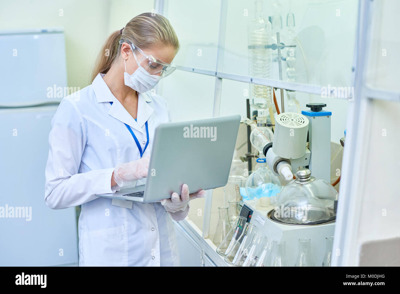 Wissenschaftlerin mit Laptop im Labor Stockfoto