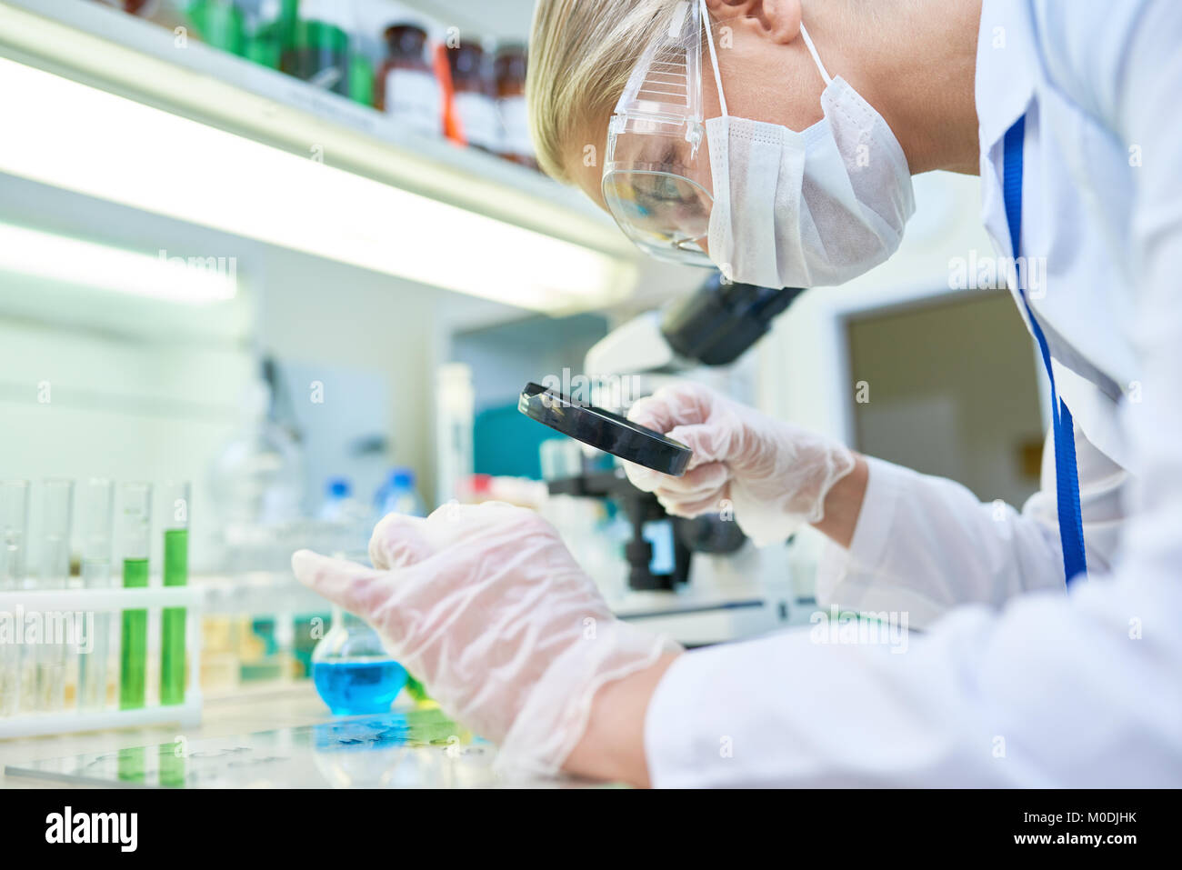 Weibliche Wissenschaftler Stoffe im Labor Stockfoto