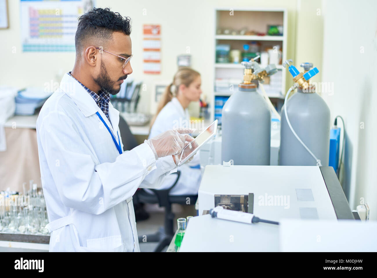 Wissenschaftler mit digitalen Tablette im Lab Stockfoto