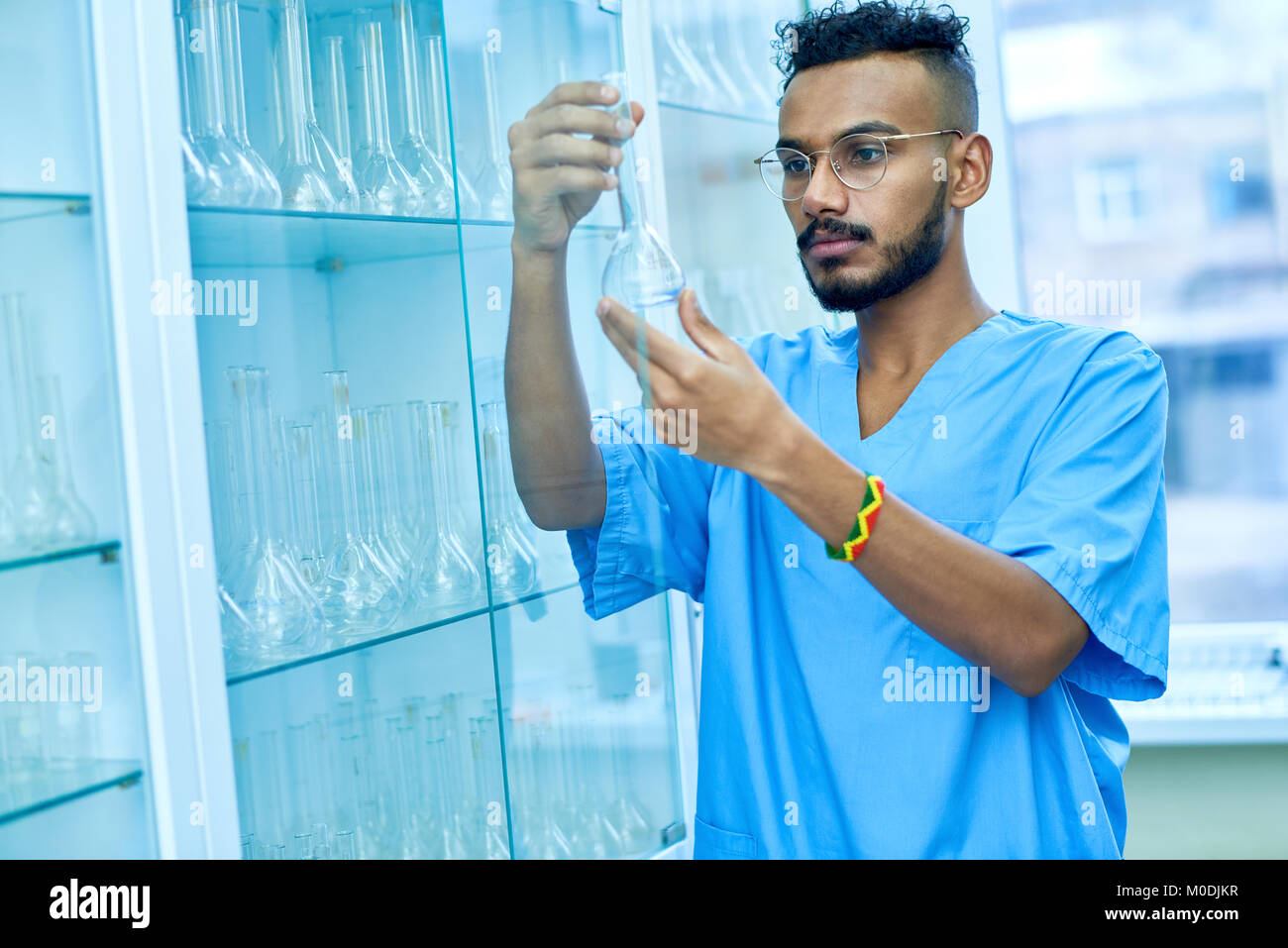 Techniker prüfen Reagenzgläser Stockfoto