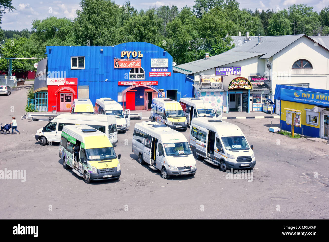 FRYAZEVO, Russland - Juni 12.2017: Parkplatz mit fester Route Taxis am Bahnhof Der Bahnhof und das Dorf Fryazevo Stockfoto