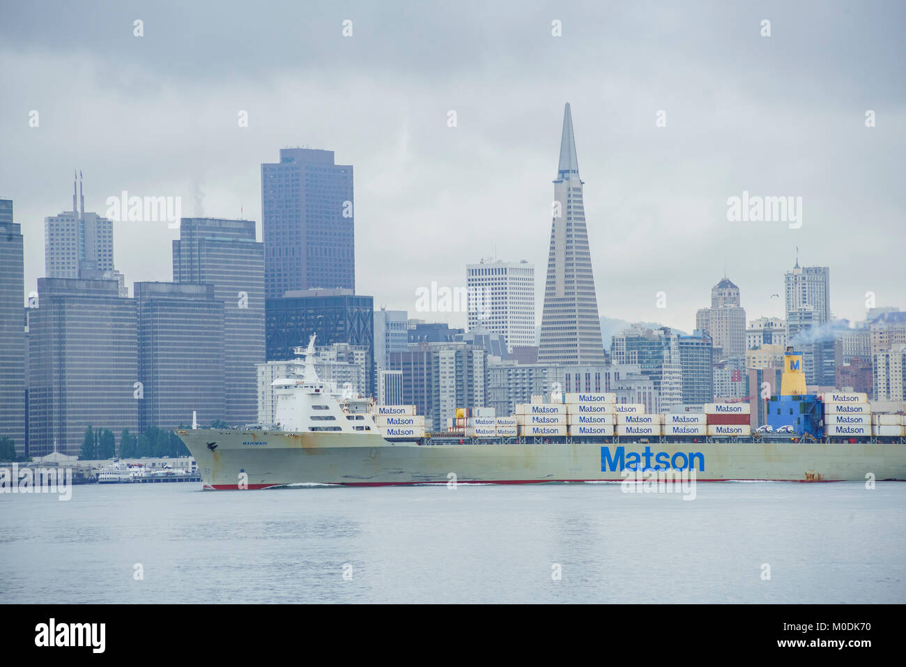 San Francisco, 17.April: Die wunderschöne Skyline von San Francisco mit einem großen Schiff in einem bewölkten Tag am 17.April 2017 in San Francisco, Kalifornien Stockfoto