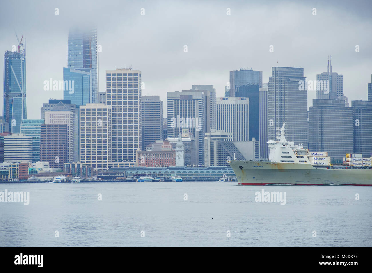 San Francisco, 17.April: Die wunderschöne Skyline von San Francisco mit einem großen Schiff in einem bewölkten Tag am 17.April 2017 in San Francisco, Kalifornien Stockfoto