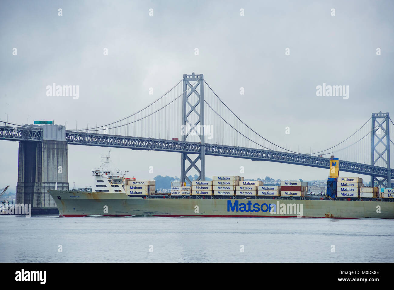 San Francisco, APR 17: Die San Francisco Oakland Bay Bridge mit einem großen Schiff in einem bewölkten Tag am 17.April 2017 in San Francisco, Californ Stockfoto
