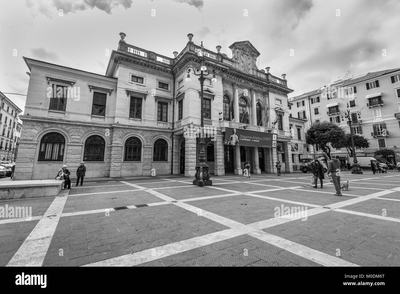 Savona, Italien - Dezember 2, 2016: Menschen Ruhe und zu Fuß vor dem Palast der Gemeinde Savona (Palazzo Comune di Savona) in Savona, Ligu Stockfoto