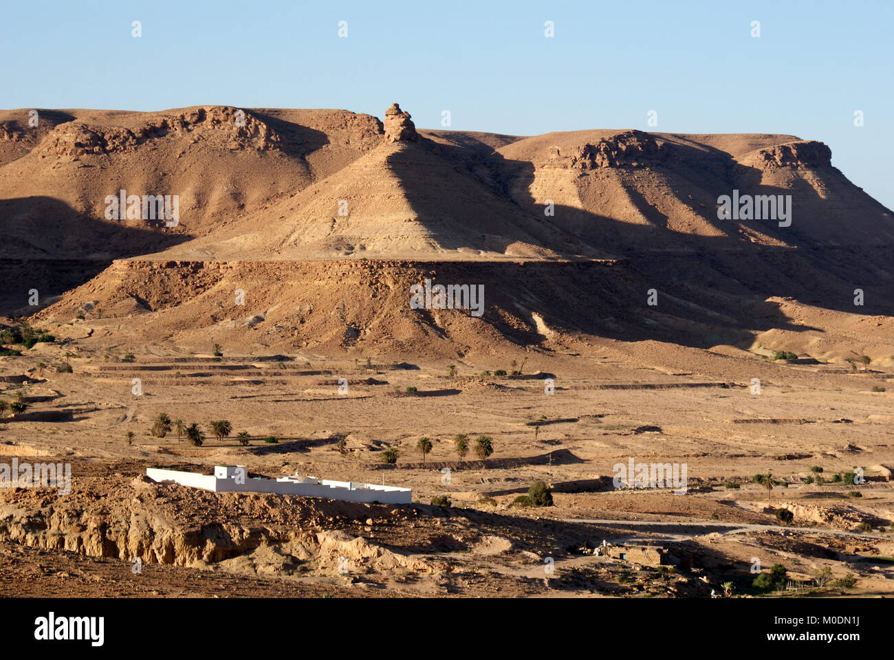 Blick auf den trockenen Wüste Landschaft und Abbrüche in der Nähe von Chenini, Tataouine, Tunesien Stockfoto