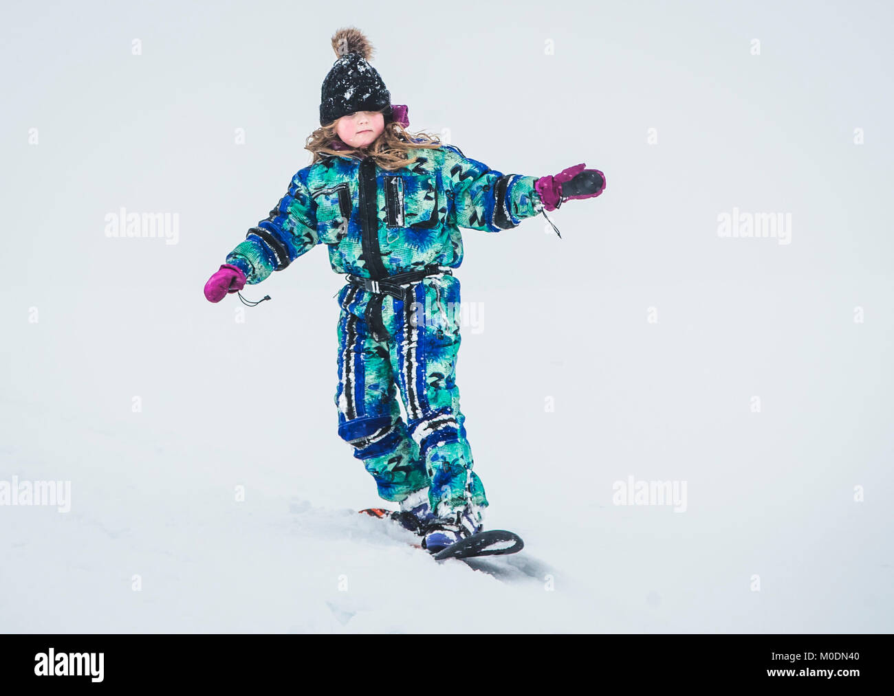 EDITOR'S NOTE: elterliche Erlaubnis erteilt Lucy Wände Snowboarden in der Nähe von Newby Head Farm in den Yorkshire Dales National Park. Stockfoto