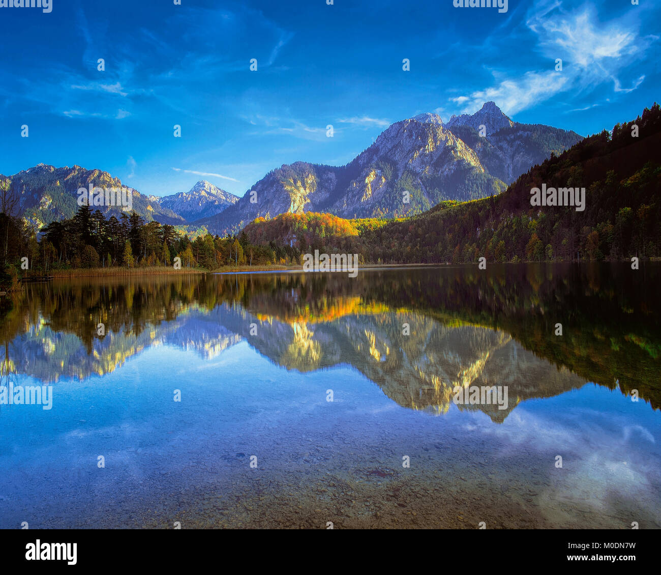 DE - Bayern: Lake Schwansee und Säugling Berg Stockfoto