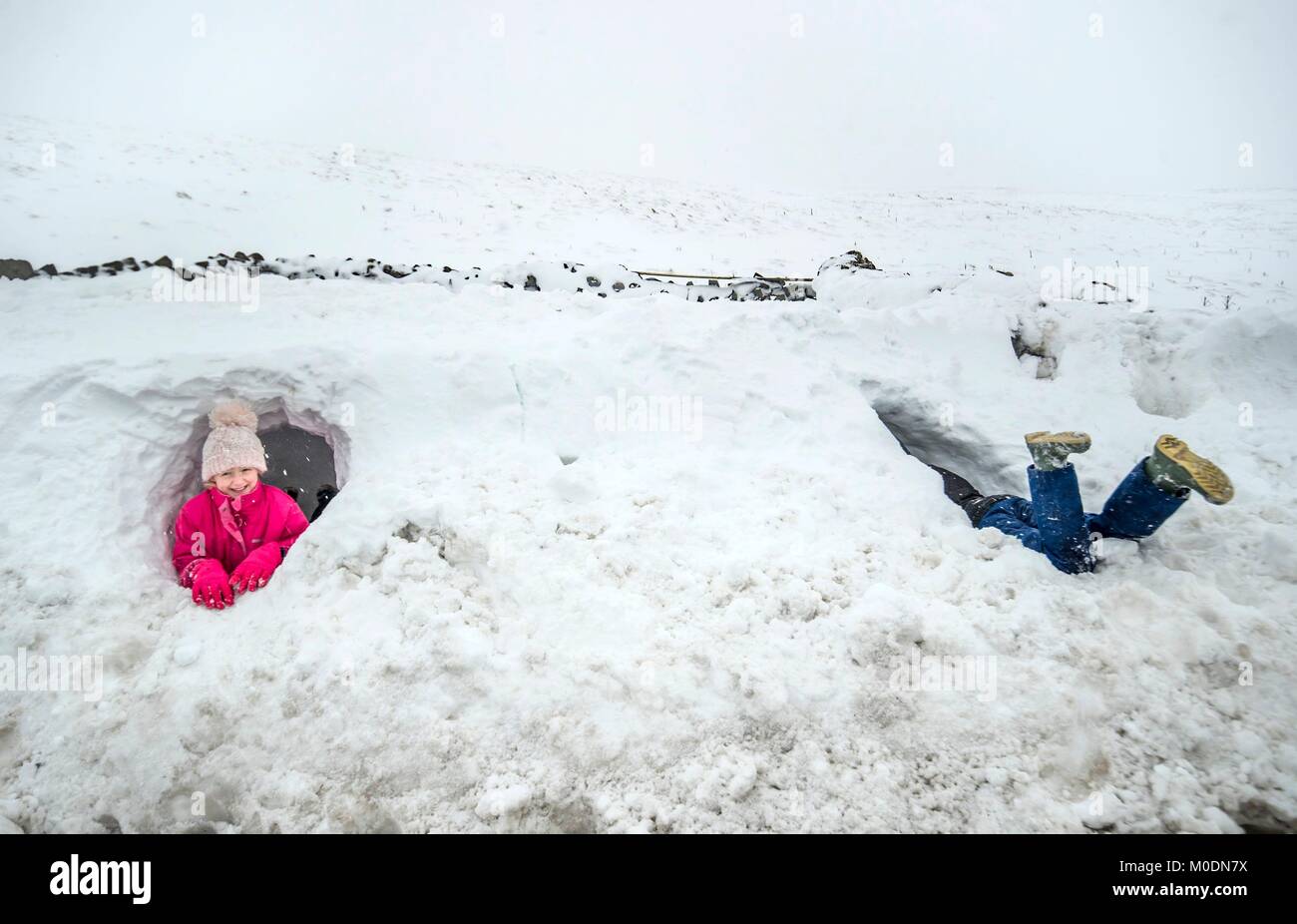 EDITOR'S NOTE: elterliche Erlaubnis erteilt Elizabeth Lewin, 10, in einem Schnee Tunnel in der Nähe von Newby Head Farm in den Yorkshire Dales National Park. Stockfoto