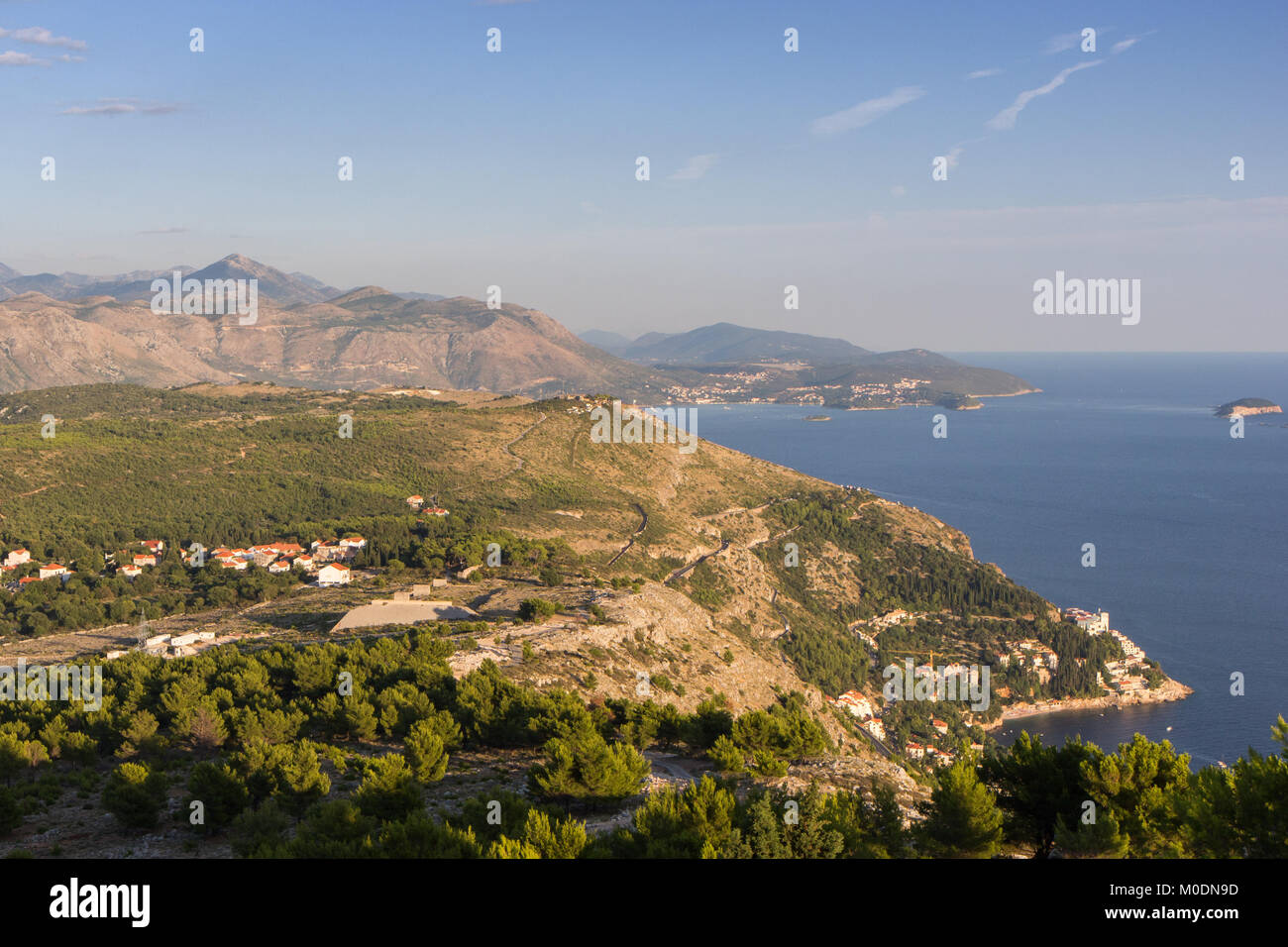 Malerischer Blick auf den Dinarischen Alpen und die Küste vom Berg Srd in Dubrovnik, Kroatien, an einem sonnigen Tag. Stockfoto