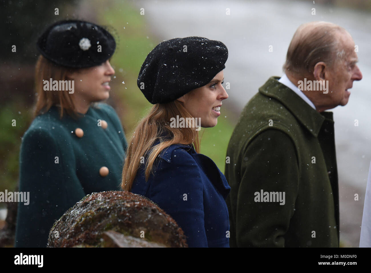 Der Herzog von Edinburgh Blätter mit seinen enkelinnen Prinzessin Beatrice (Mitte) und Prinzessin Eugenie, nach der Teilnahme an einem Gottesdienst in der St. Laurentius Kirche, Schloss Steigende, Norfolk. Stockfoto