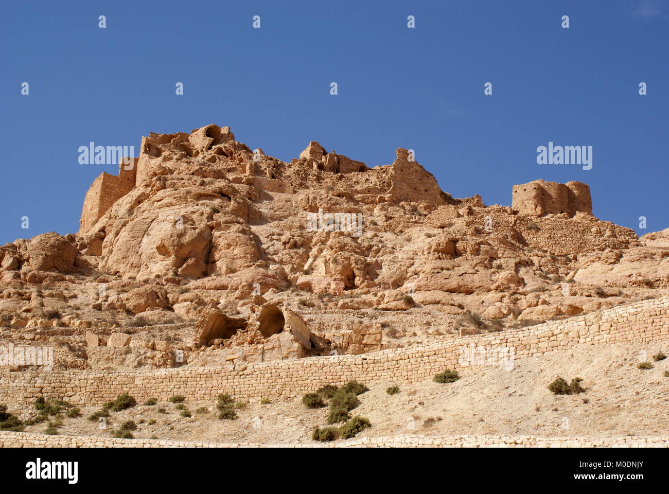 Blick auf die verlassenen Hügel Berberdorf Douiret und Zitadelle von, Douiret, Tataouine, Tunesien Stockfoto