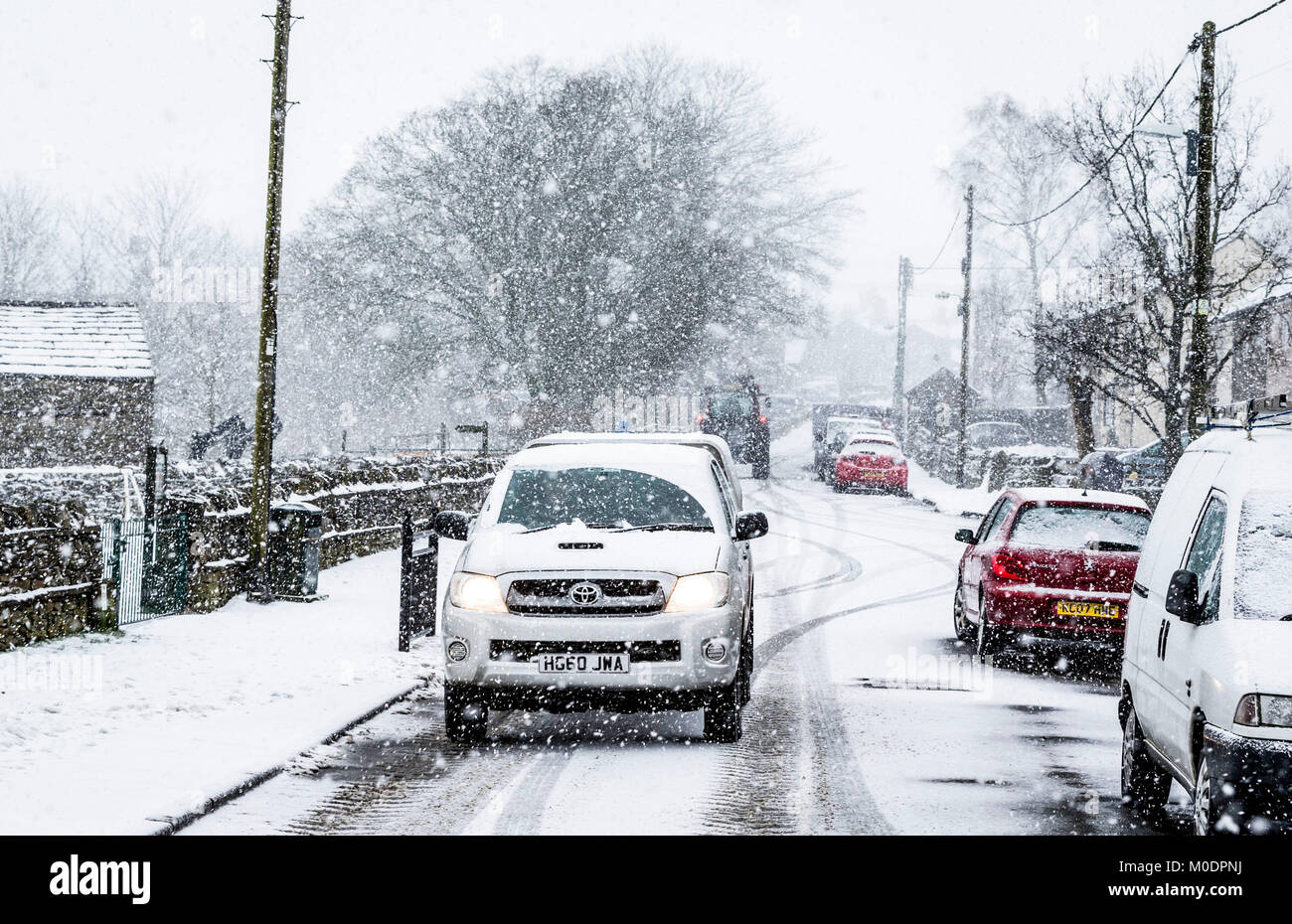 Eine Person fährt ein Fahrzeug in Schnee in Hawes in den Yorkshire Dales National Park, wie die Menschen im ganzen Land sind für mehr Schnee nach Großbritannien fror auf die kälteste Nacht seit fast zwei Jahren gefasst. Stockfoto