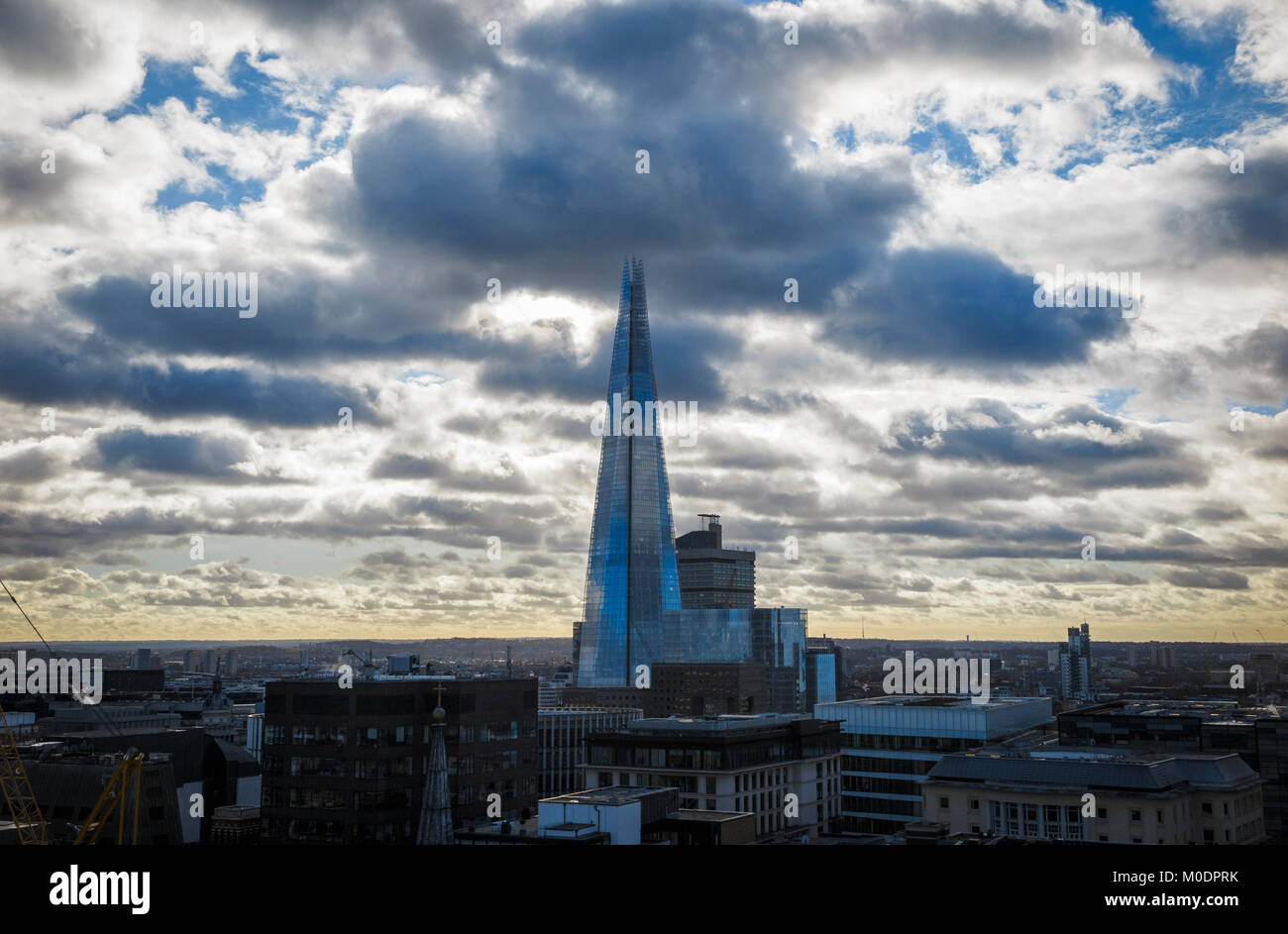 Gewerbliche Immobilien und Immobilien Skyline: Dachterrasse mit Blick auf den Shard, London's höchste Gebäude, mit Sammeln von dunklen Gewitterwolken, London SE1 UK Stockfoto