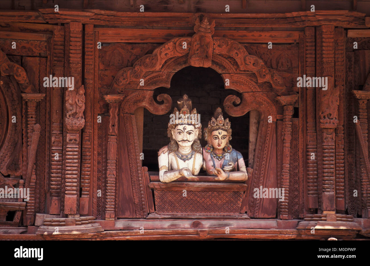 Nepal, Kathmandu. Durbar Square. Skulpturen aus Holz, Shiva und Parvati Blick aus dem Fenster in Shiva und Parvati Tempel. Stockfoto