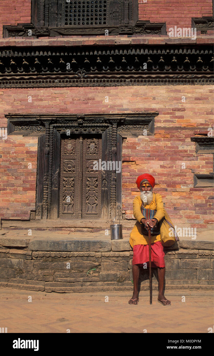 Nepal. Kathmandu, Bhaktapur. Sadhu (heiliger Mann) vor Temple (Hindu). Stockfoto