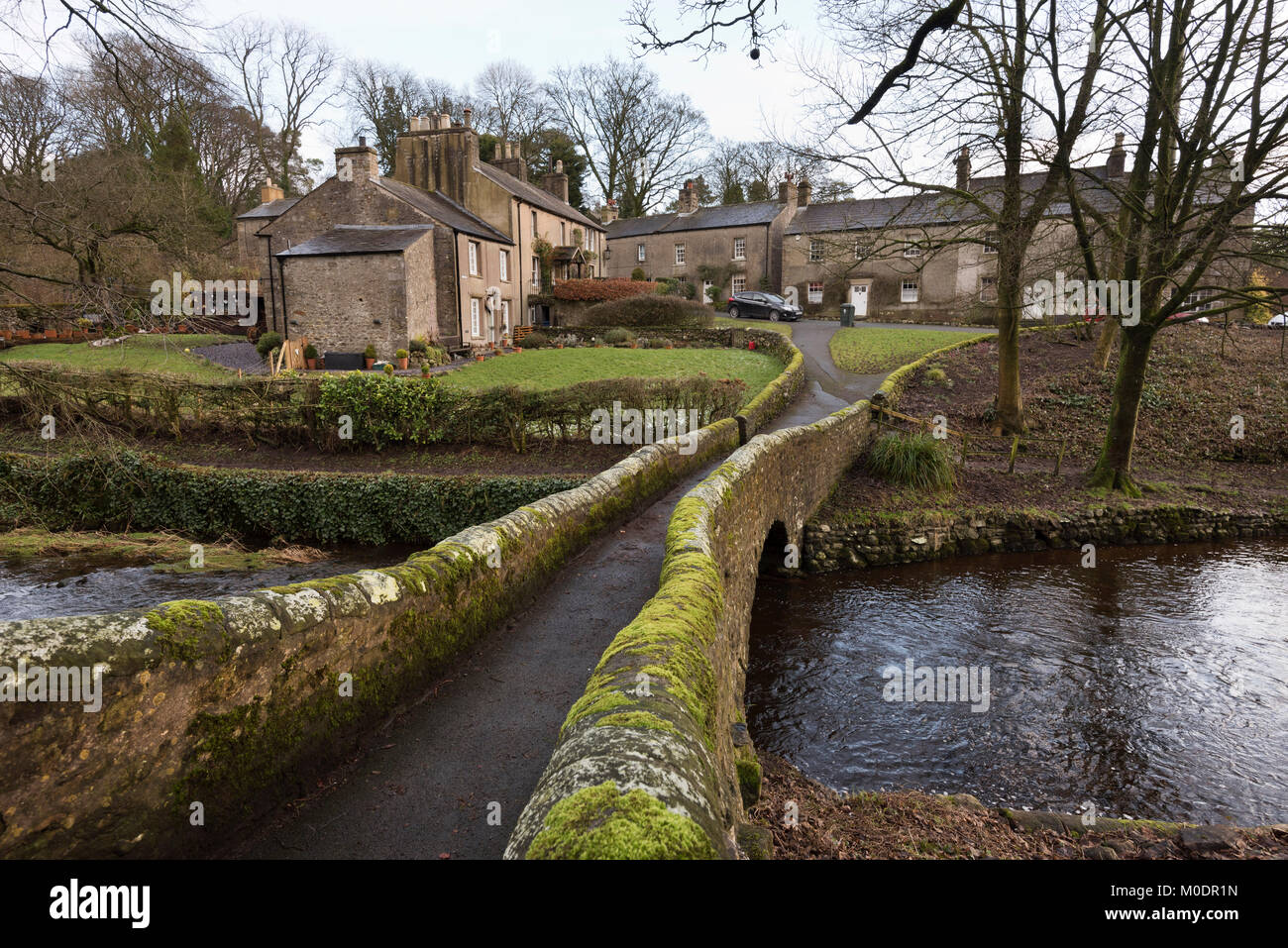 Das Dorf von Clapham, Yorkshire Dales National Park, UK. Zeigt die alten Brokken Brücke über Clapham Beck. Stockfoto