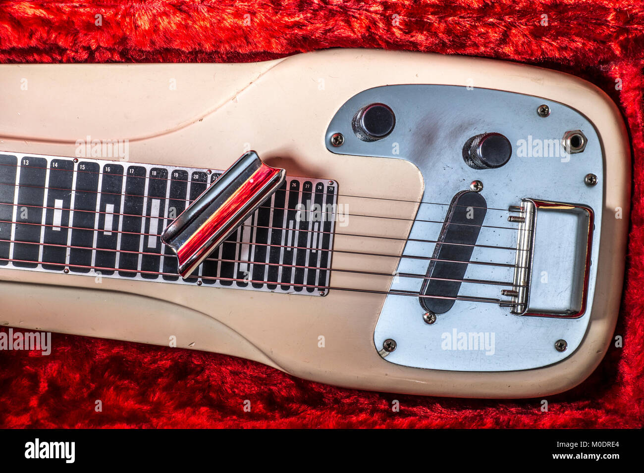 1956 Fender Champ Lap Steel/lapsteel Gitarren in der Wüste Sand Lackierung mit Stahl Tone Bar. Vintage Musikinstrument, hergestellt in den USA. Stockfoto