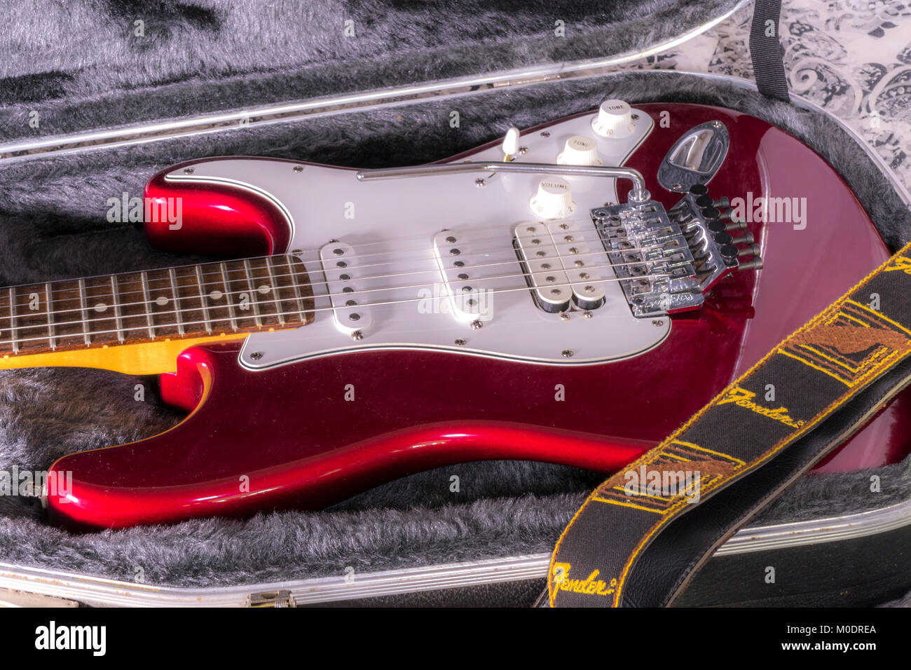 Fender Stratocaster (Strat). Klassische e-Gitarre in seine weiche  gefütterte Tasche mit Tragegurt. Candy Apple Red Lack mit Floyd Rose  tremelo Stockfotografie - Alamy