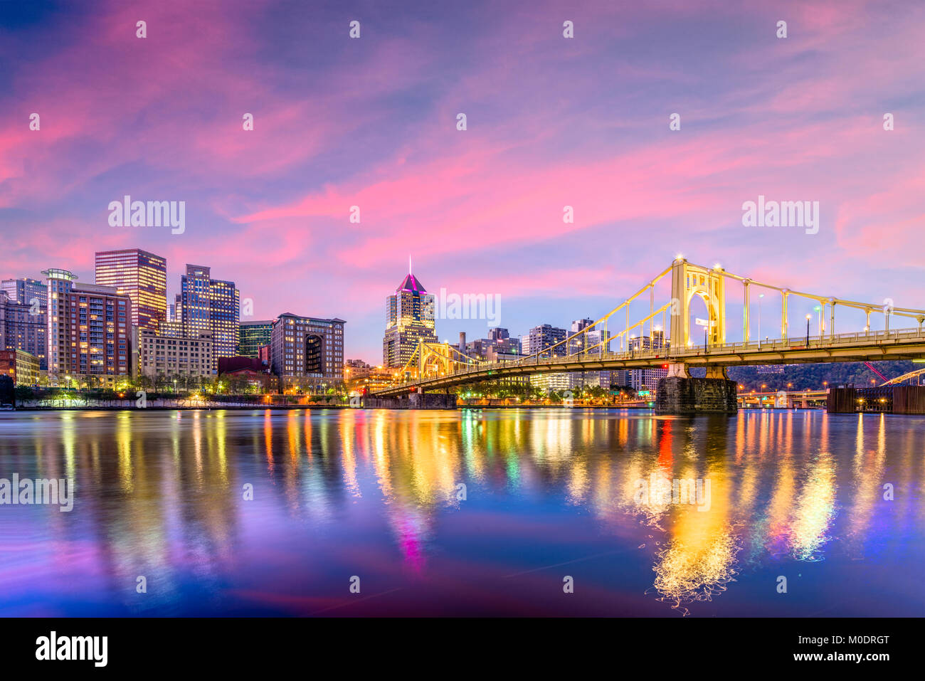 Pittsburgh, Pennsylvania, USA Skyline auf der Allegheny River. Stockfoto