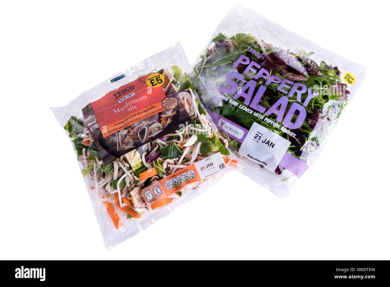 Zwei Beutel mit Tesco vorbereiteten Salat mischen, Supermarkt Verpackungen aus Kunststoff. Stockfoto
