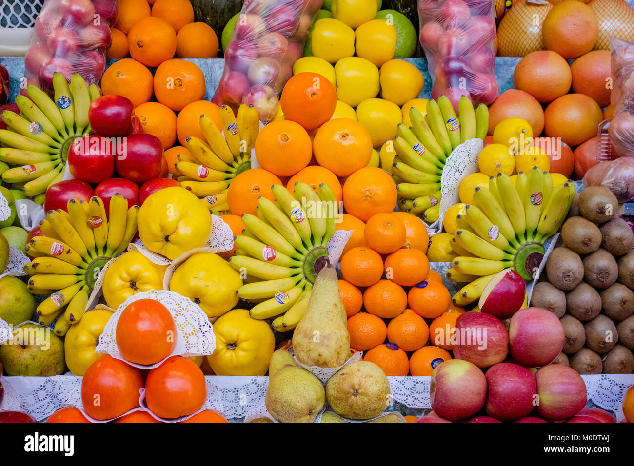 Frucht Mix, Kombination verschiedener Früchte, Dekoration auf Marktstand, Früchte in verschiedenen Farben, Äpfel, Pflaumen, Avocados, Kakis, Birnen, Kiwis, Mangos Stockfoto