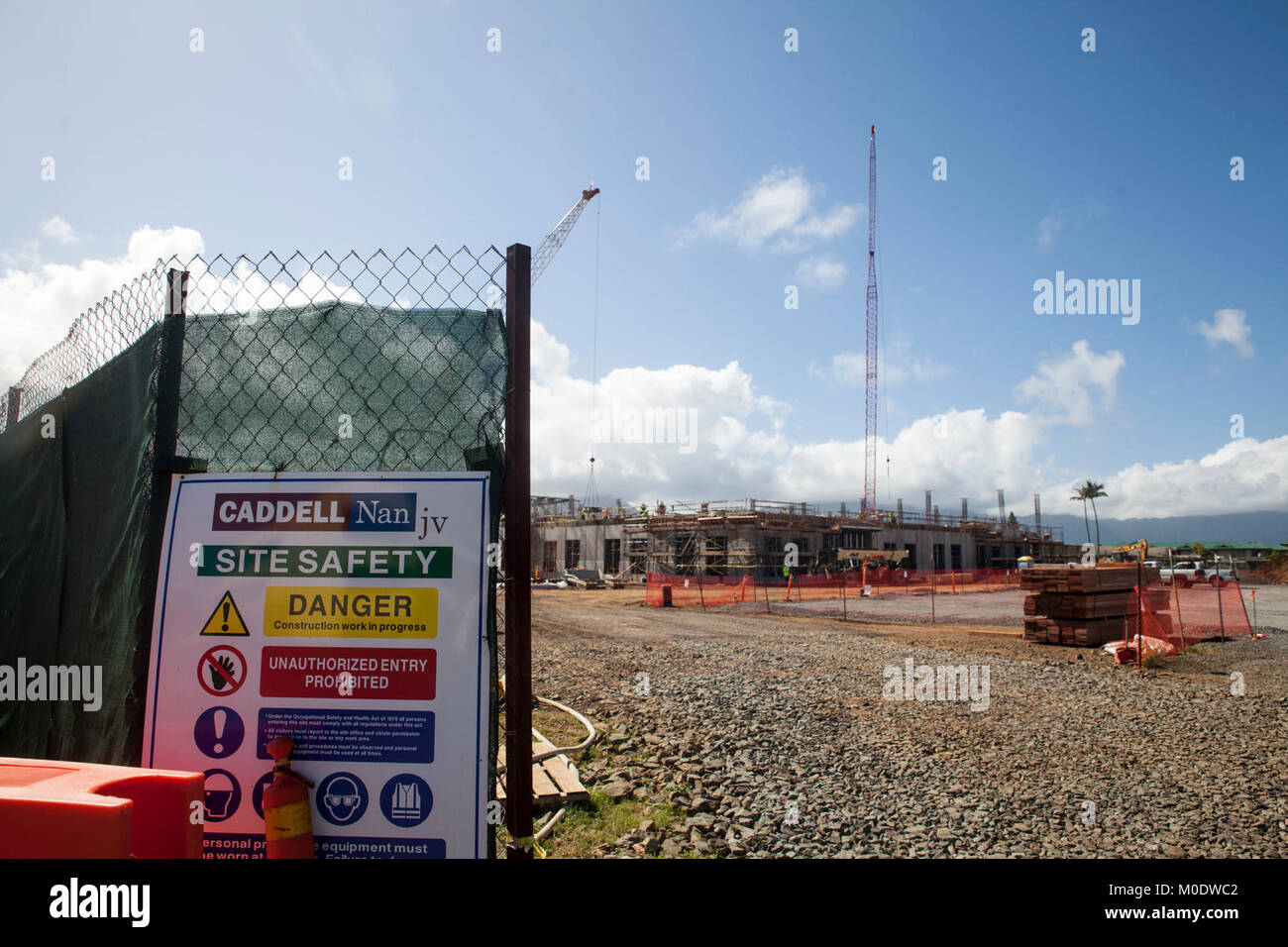 Bau wird am Standort für die neue Naval Zweig Gesundheit Klinik unterwegs, Marine Corps Base Hawaii, Jan. 11, 2017. Die neue Anlage wird im April 2019 geöffnet, das US-Mitglieder und ihre Familien mit rechtzeitige medizinische Versorgung profitieren durch die Konsolidierung aller Kliniken an Bord der Installation unter einem Dach. Die 96.000 Quadratfuß Struktur wird die Mission fördern die Bereitschaft von zwei Geschichten umfasst Dienstleistungen wie eine Apotheke, Physiotherapie und der primären Gesundheitsversorgung. (U.S. Marine Corps Stockfoto
