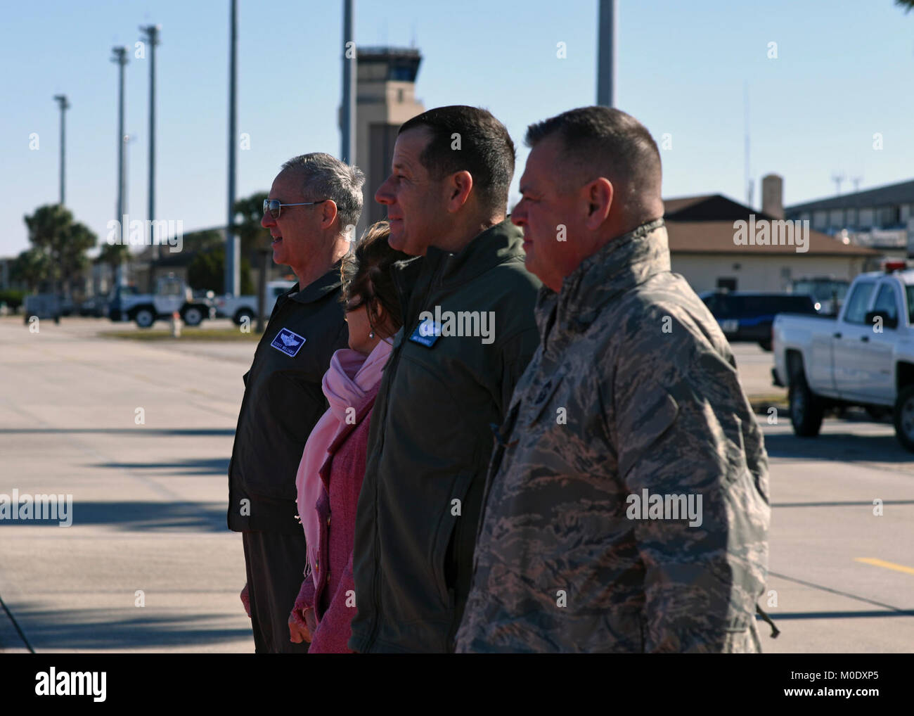 Generalleutnant R. Scott Williams (Links), Kontinental-USA NORAD Region-1-AF (Afnorth) Commander, Frau Williams (2. von links), Oberst Michael Hernandez (3. von links), 325 Fighter Wing Commander und CMSgt. Richard König (rechts), 1 AF-Befehl Chief, erwarten die Ankunft von Gen. Lori Robinson, Kommandeur der US Northern Command und North American Aerospace Defense Command, während auf der Flightline an Tyndall Air Force Base, Fla., Jan. 17, 2018. Robinson begann ihre lange 35 Jahre Karriere als Absolvent der Tyndall Air Battle Manager Schule. (U.S. Air Force Stockfoto