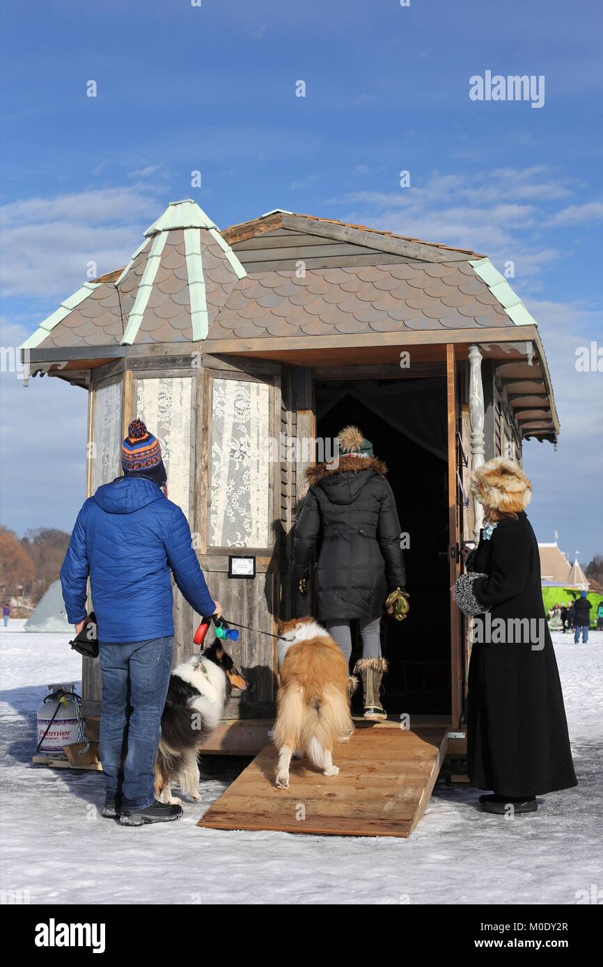 Ein kleines altes Haus shanty Kunst an der Shanty Projekte auf gefrorenem See Harriet in Minneapolis, MN, USA. Stockfoto