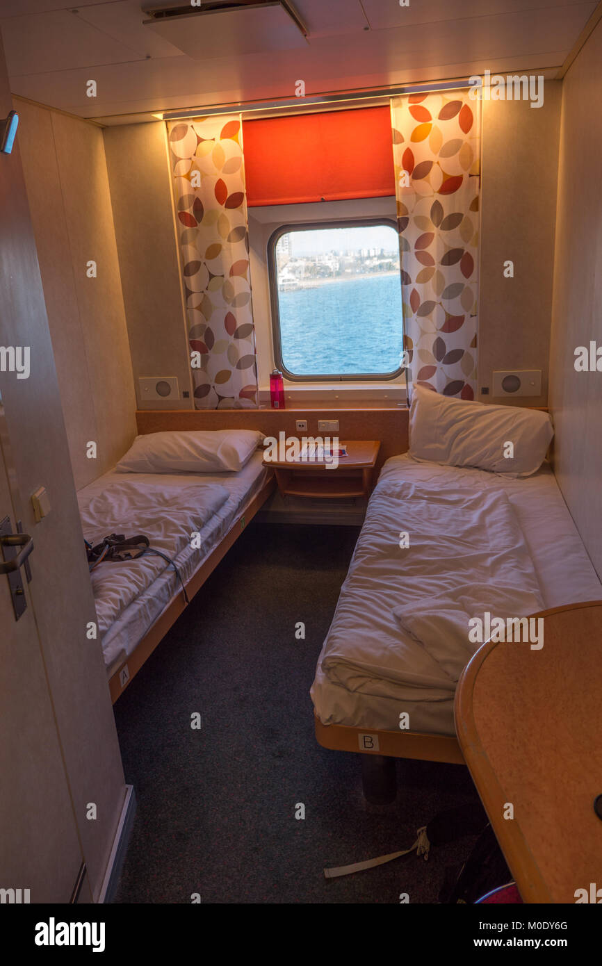 Innere Aufnahme der Geist von Tasmanien II Doppelbett Fähre Kabine mit Bucht und Skyline Blick durch Bullaugen Fenster. Stockfoto